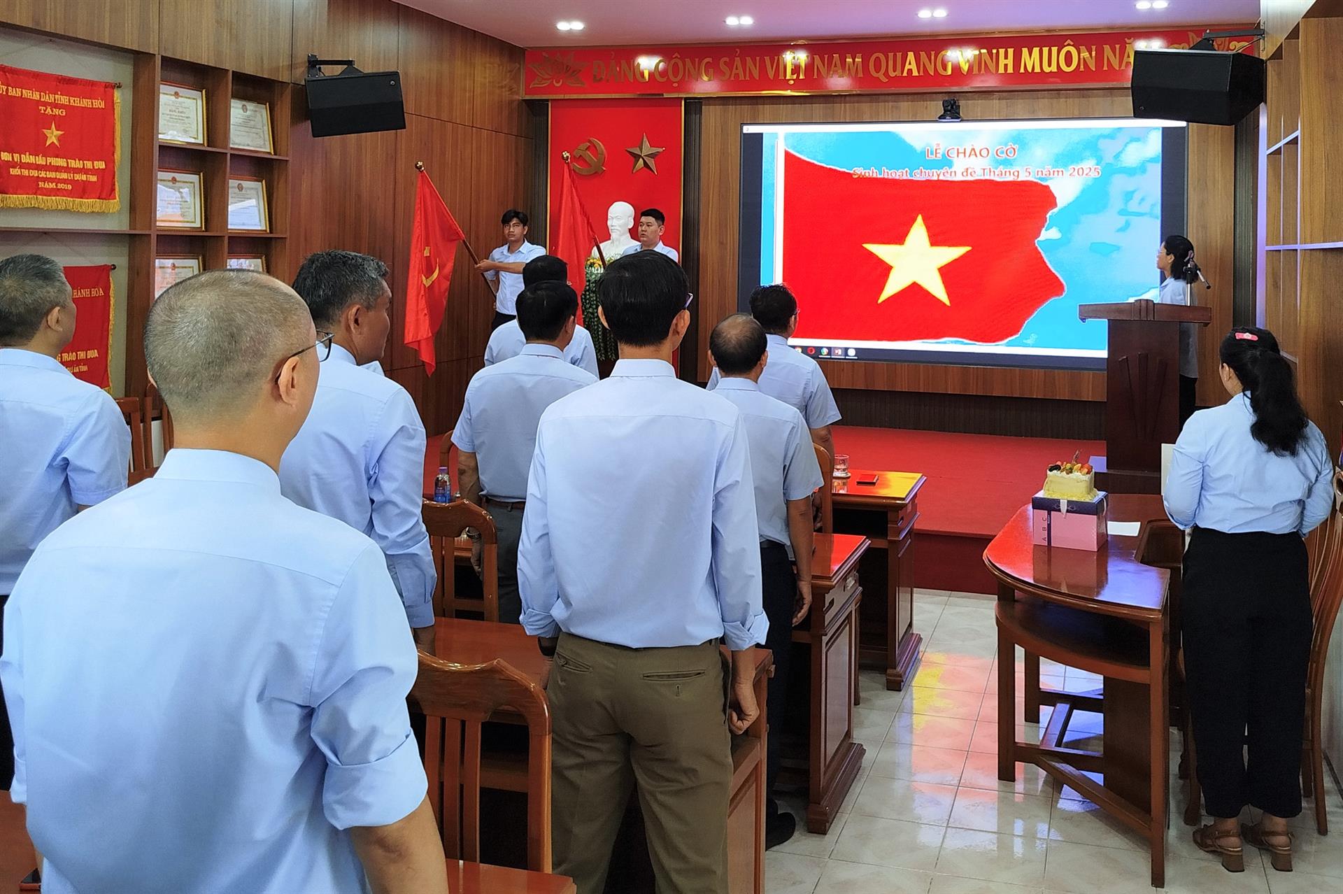 Ban QLDA Phát triển tỉnh Khánh Hòa tổ chức Lễ chào cờ kỷ niệm và sinh hoạt chuyên đề Tháng 5