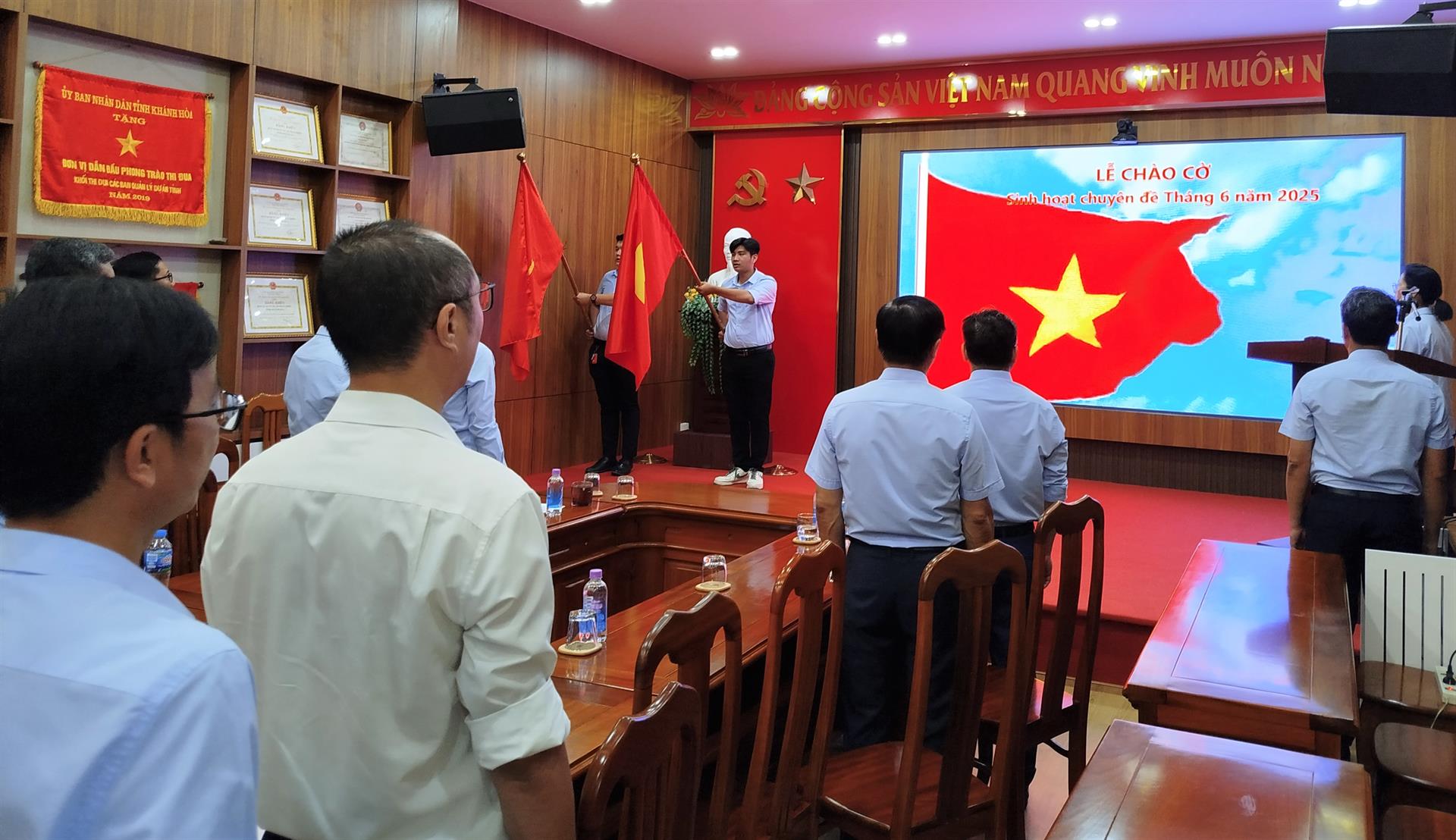 Ban Quản lý dự án Phát triển tỉnh Khánh Hòa tổ chức Lễ chào cờ và sinh hoạt chuyên đề Tháng 6/2025
