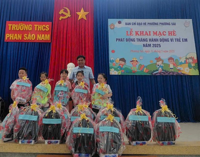 Ban Quản lý dự án Phát triển tỉnh Khánh Hòa tham dự Lễ Phát động Tháng hành động vì trẻ em, trao tặng quà cho thiếu nhi phường Phương Sài