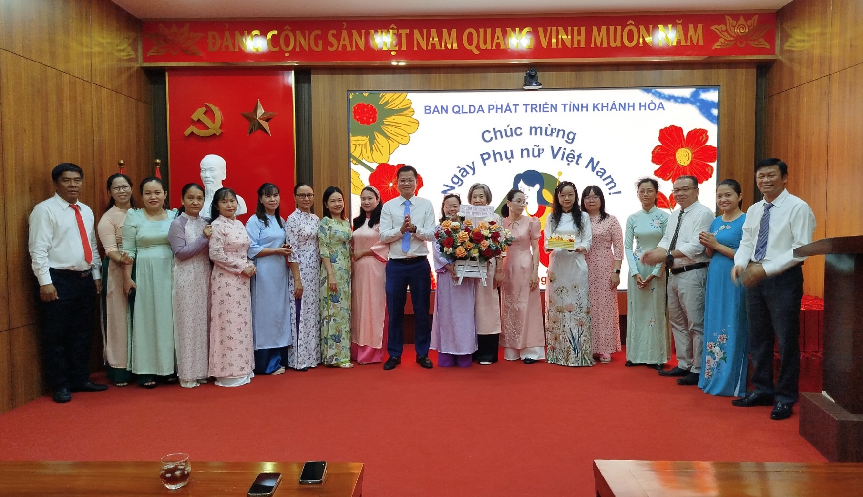 Hình ảnh về BAN QUẢN LÝ DỰ ÁN PHÁT TRIỂN TỈNH KHÁNH HÒA TỔ CHỨC LỄ CHÀO CỜ THÁNG 10/2025 VÀ SINH HOẠT CHUYÊN ĐỀ