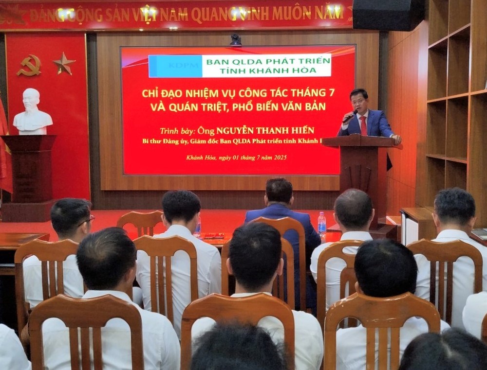 BAN QUẢN LÝ DỰ ÁN PHÁT TRIỂN TỈNH KHÁNH HÒA TỔ CHỨC LỄ CHÀO CỜ VÀ SINH HOẠT CHUYÊN ĐỀ THÁNG 7/2025