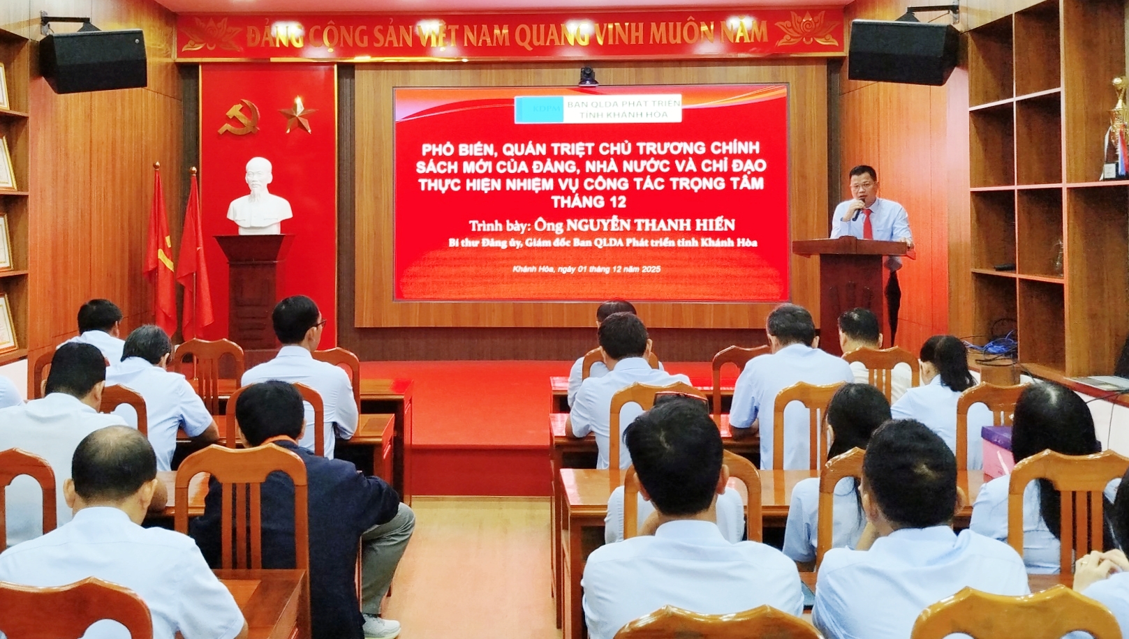 BAN QUẢN LÝ DỰ ÁN PHÁT TRIỂN TỈNH KHÁNH HÒA TỔ CHỨC LỄ CHÀO CỜ THÁNG 12/2025 VÀ SINH HOẠT CHUYÊN ĐỀ