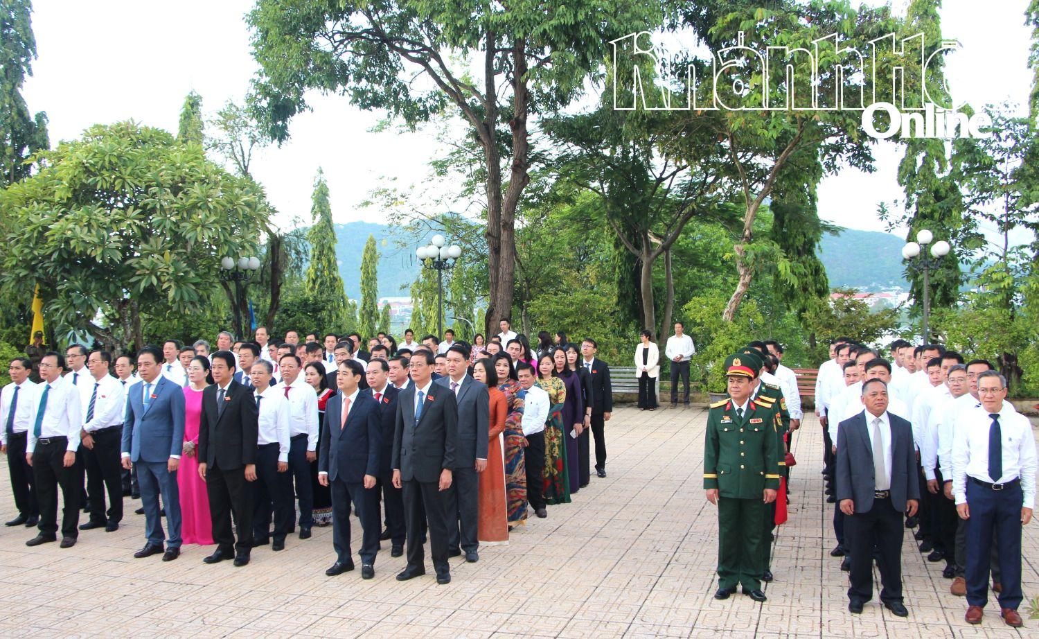 Đoàn đại biểu dự Đại hội Đảng bộ tỉnh Khánh Hòa lần thứ I đặt vòng hoa, dâng hương viếng Nghĩa trang liệt sĩ Hòn Dung