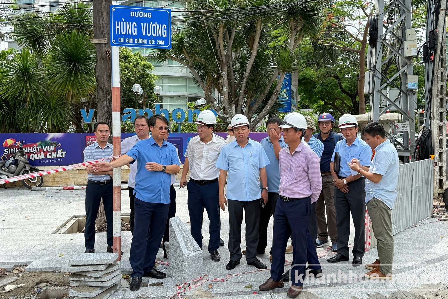 Kiểm tra thực tế công trình Nâng cấp, cải tạo vỉa hè và xây dựng mới công trình hạ tầng kỹ thuật ngầm đường Lê Thánh Tôn