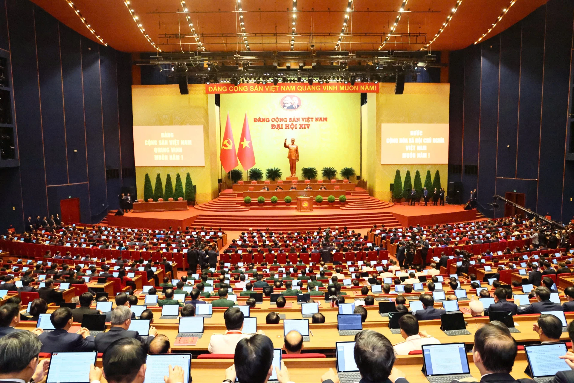 [Infographic] Tám nội dung xuyên suốt tập trung triển khai các quyết sách chiến lược