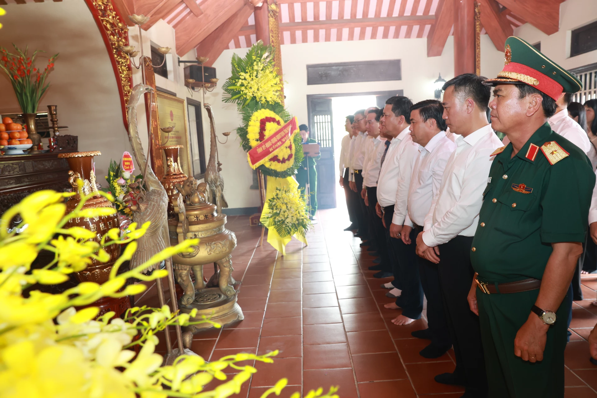 Đoàn công tác tỉnh Khánh Hòa dâng hương tại các nghĩa trang liệt sĩ và di tích lịch sử cấp quốc gia tỉnh Quảng Trị