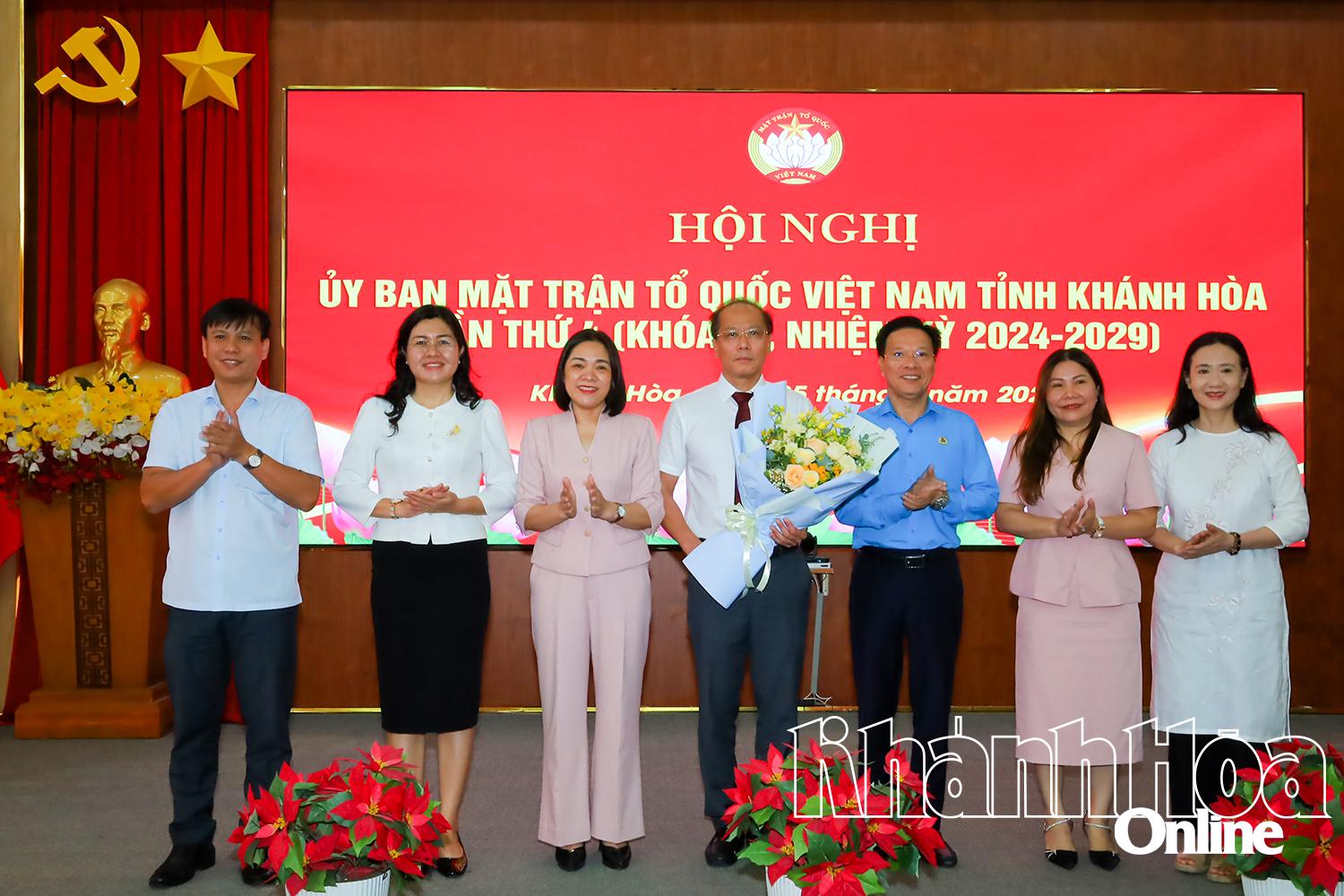 Đồng chí Nguyễn Khắc Hà giữ chức vụ Chủ tịch Ủy ban MTTQ Việt Nam tỉnh Khánh Hòa nhiệm kỳ 2024 - 2029