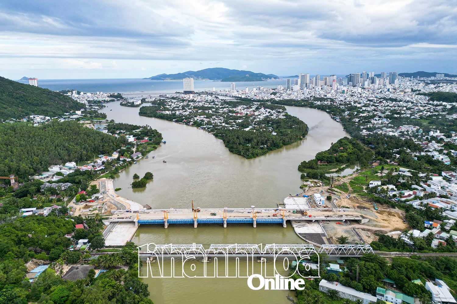 Công trình đập ngăn mặn trên sông Cái Nha Trang: Gấp rút hoàn thành