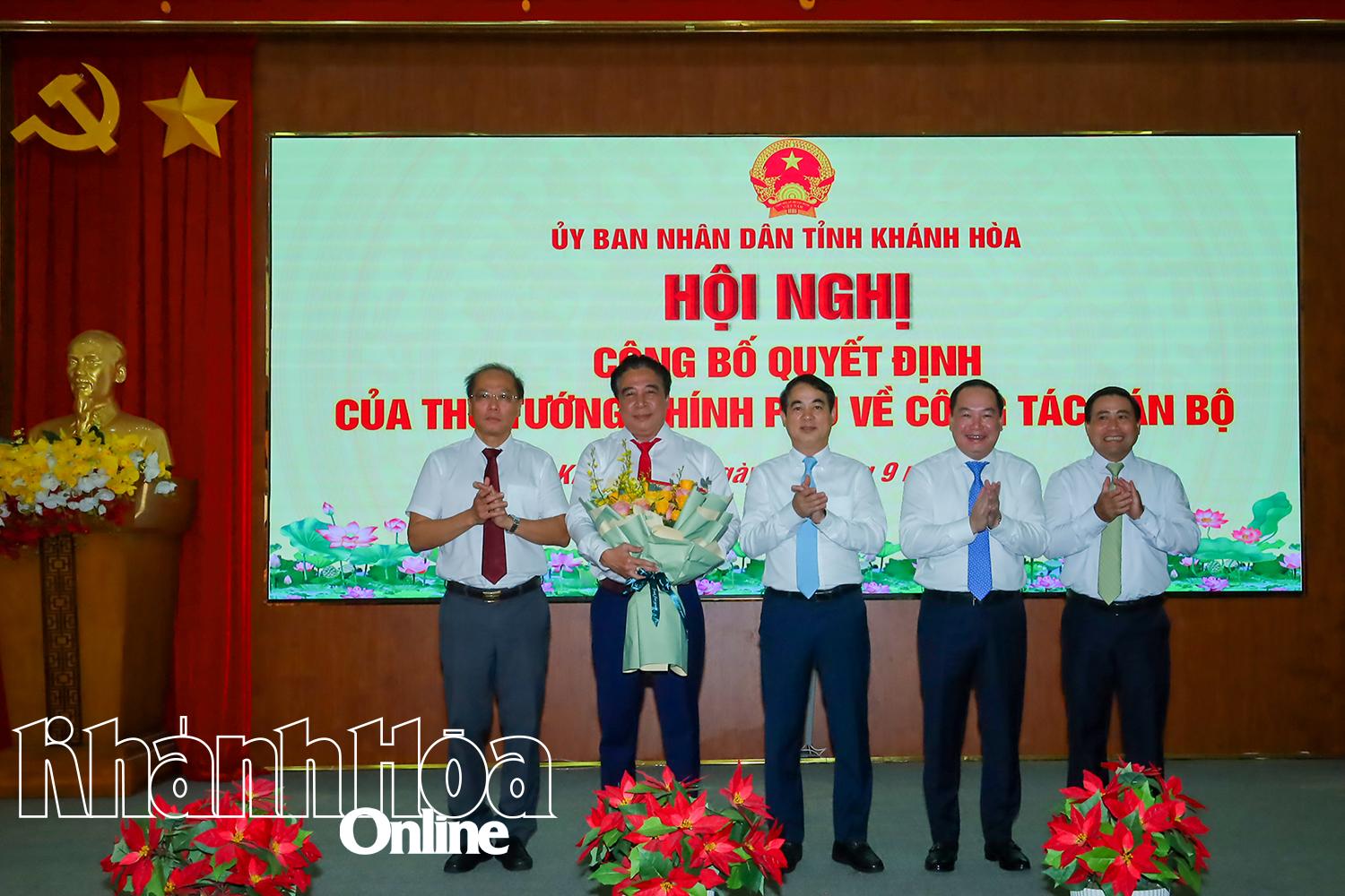 Hình ảnh về Trao quyết định của Thủ tướng Chính phủ phê chuẩn đồng chí Nguyễn Khắc Toàn giữ chức vụ Chủ tịch UBND tỉnh Khánh Hòa