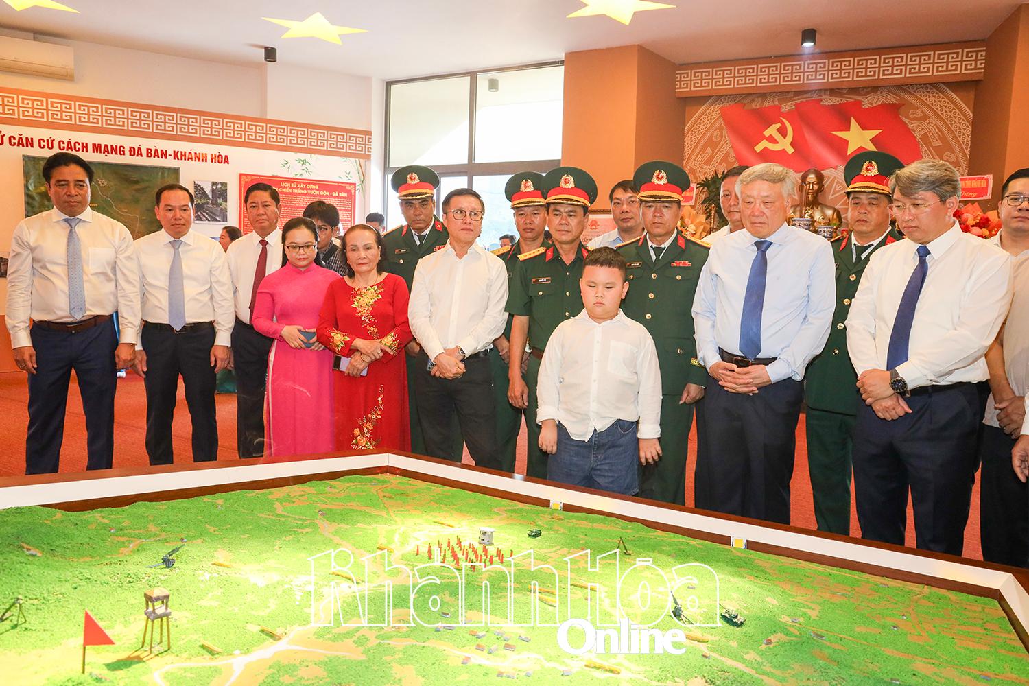 Phó Thủ tướng Thường trực Chính phủ Nguyễn Hòa Bình dâng hương tại Khu lưu niệm Chiến thắng Vườn Gòn - Đá Bàn