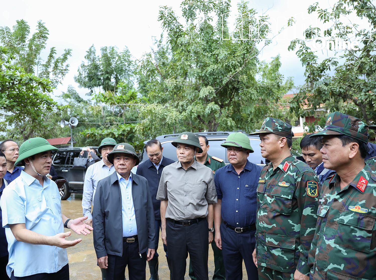 Hình ảnh về Đồng chí Trần Cẩm Tú - Ủy viên Bộ Chính trị, Thường trực Ban Bí thư thăm, động viên người dân vùng lũ Khánh Hòa