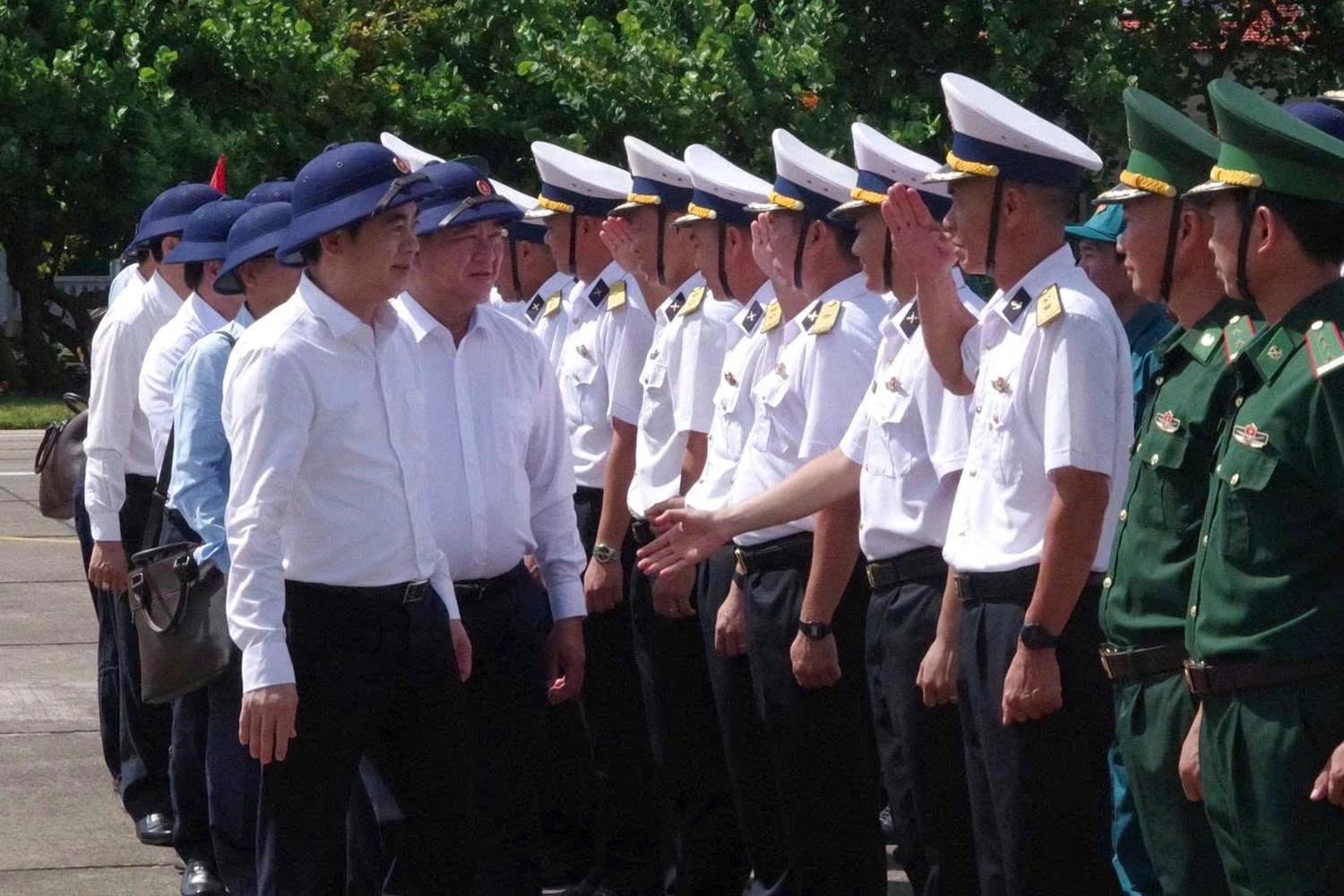 Lãnh đạo tỉnh Khánh Hòa thăm và làm việc với UBND đặc khu Trường Sa