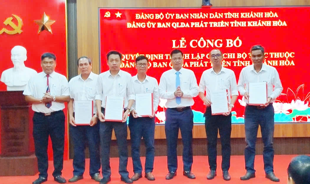 BAN QUẢN LÝ DỰ ÁN PHÁT TRIỂN TỈNH KHÁNH HÒA TỔ CHỨC LỄ CHÀO CỜ THÁNG 11/2025 VÀ SINH HOẠT CHUYÊN ĐỀ