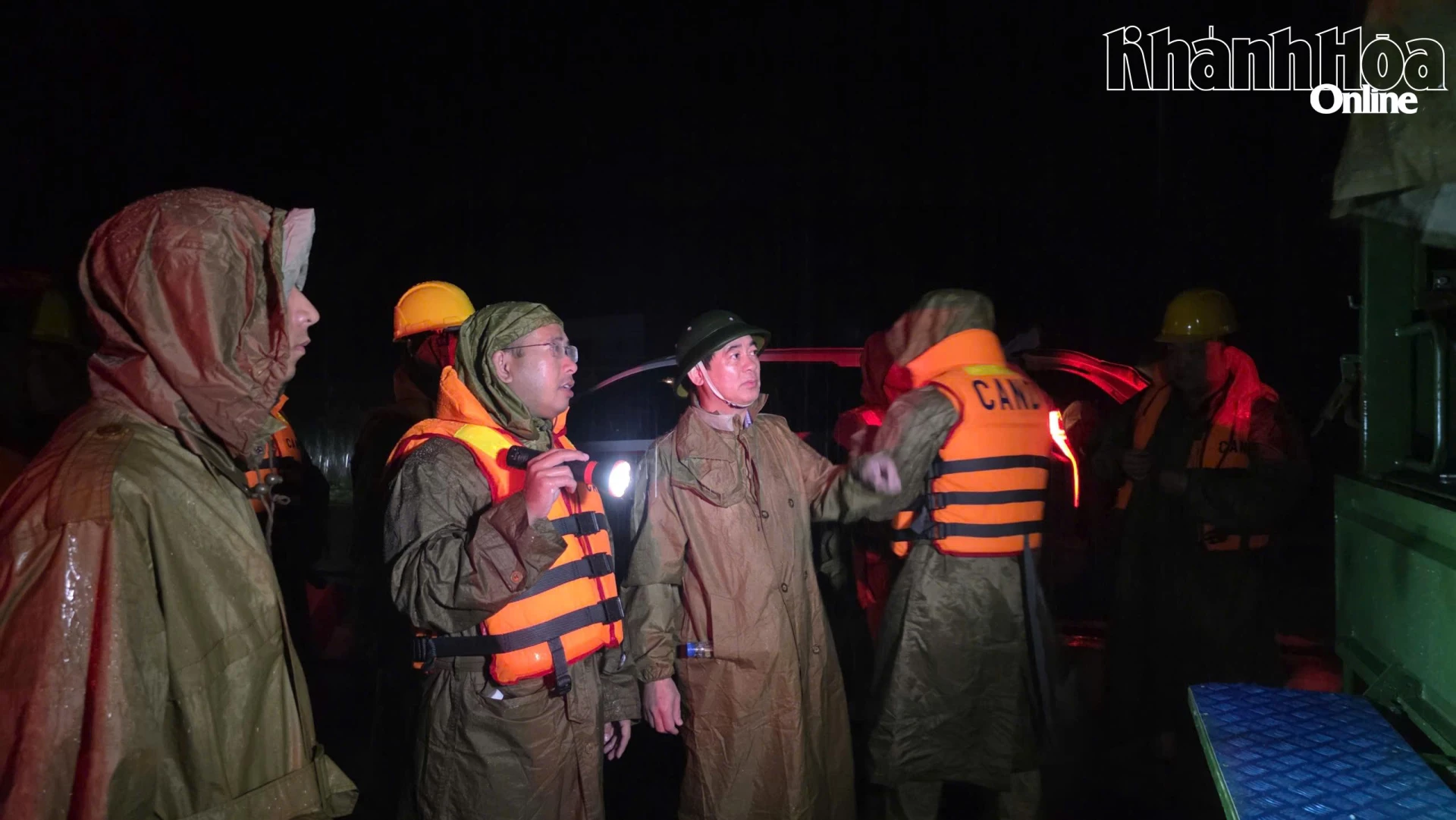 Bí thư Tỉnh ủy Nghiêm Xuân Thành xuyên đêm chỉ đạo cứu người trong lũ dữ