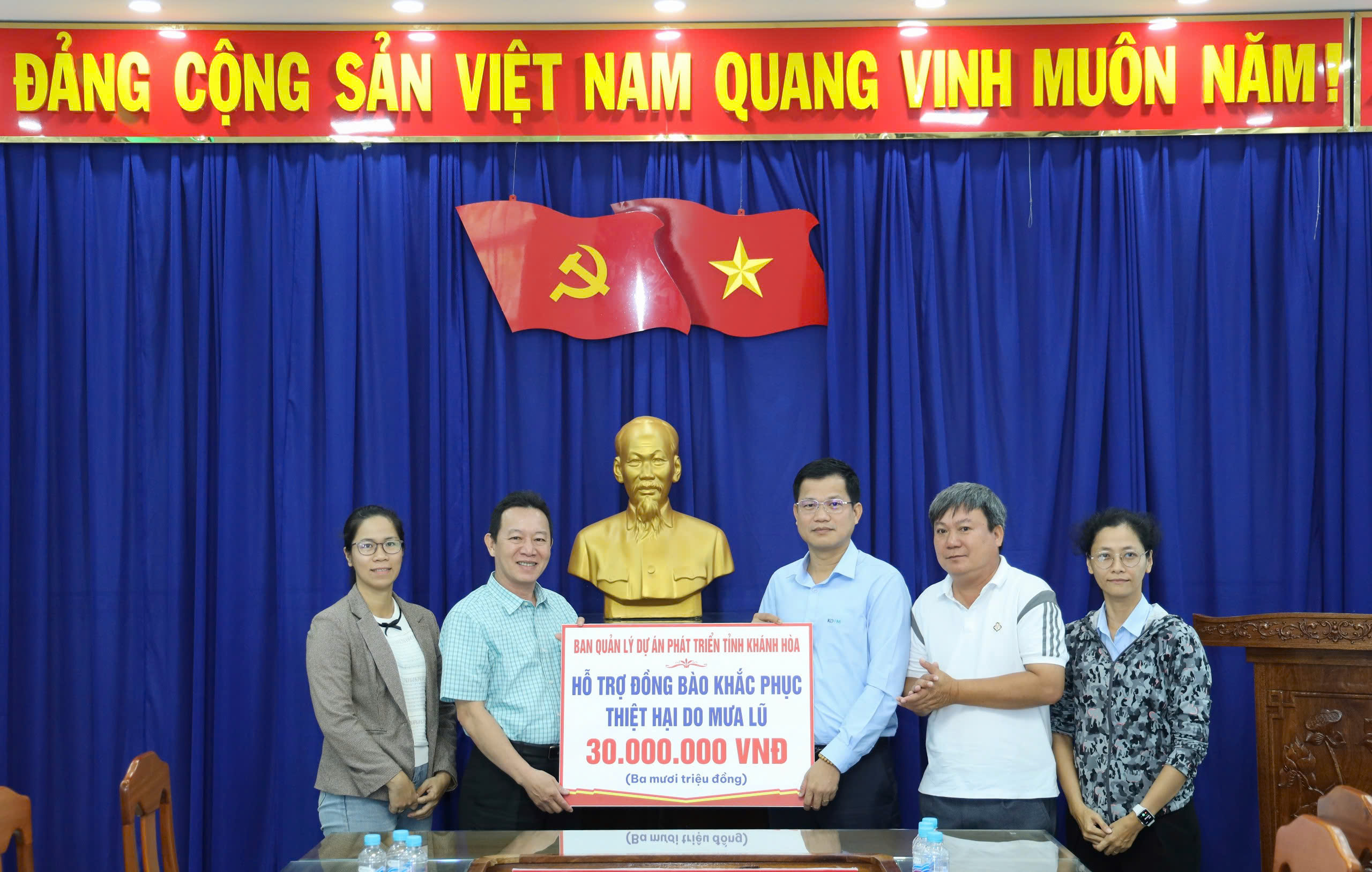 Hình ảnh về Ban Quản lý dự án Phát triển tỉnh trao tiền hỗ trợ cho đồng bào bị ảnh hưởng bởi mưa lũ