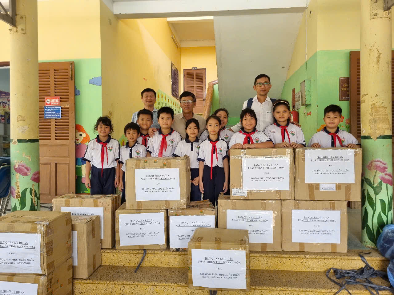 Tiếp sức học sinh vùng lũ: Ban QLDA Phát triển tỉnh Khánh Hòa trao 400 bộ dụng cụ học tập cho Trường Tiểu học Diên Điền