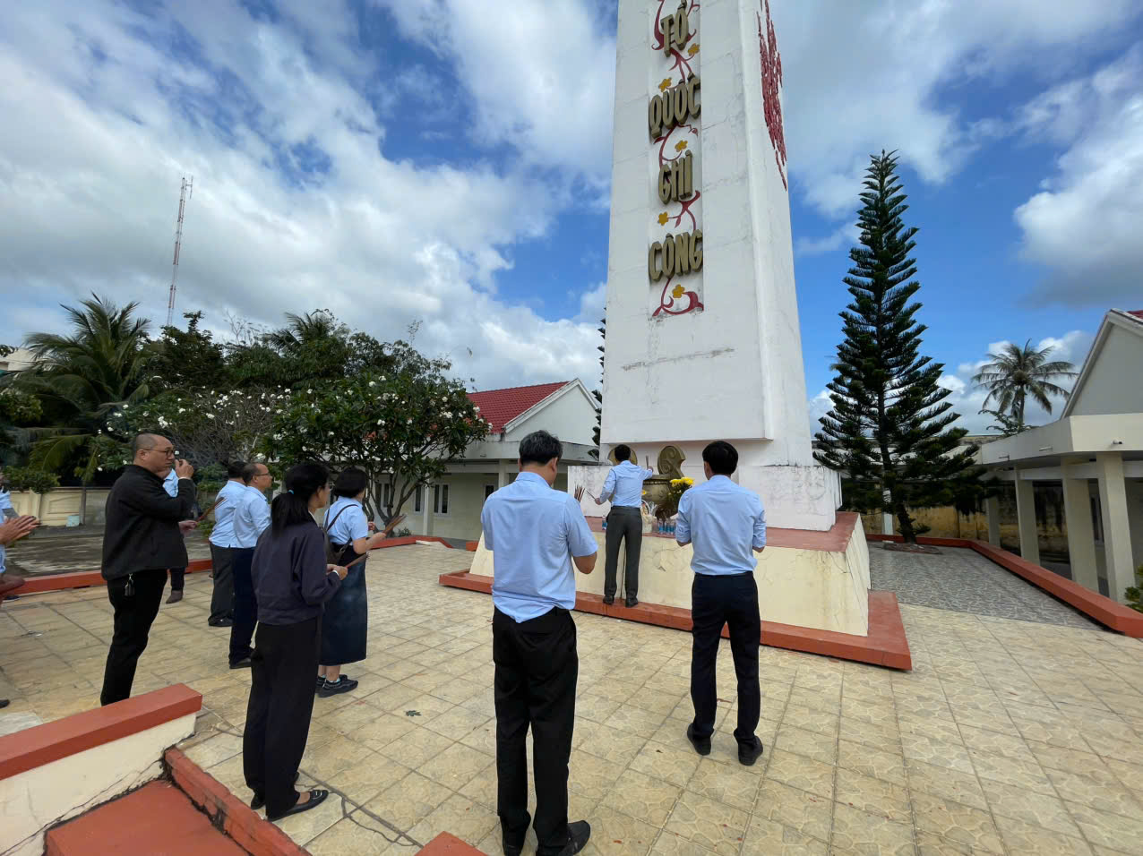 Ban QLDA Phát triển tỉnh Khánh Hòa tổ chức dâng hương tưởng niệm và thăm hỏi các đơn vị nhân dịp xuân Bính Ngọ 2026
